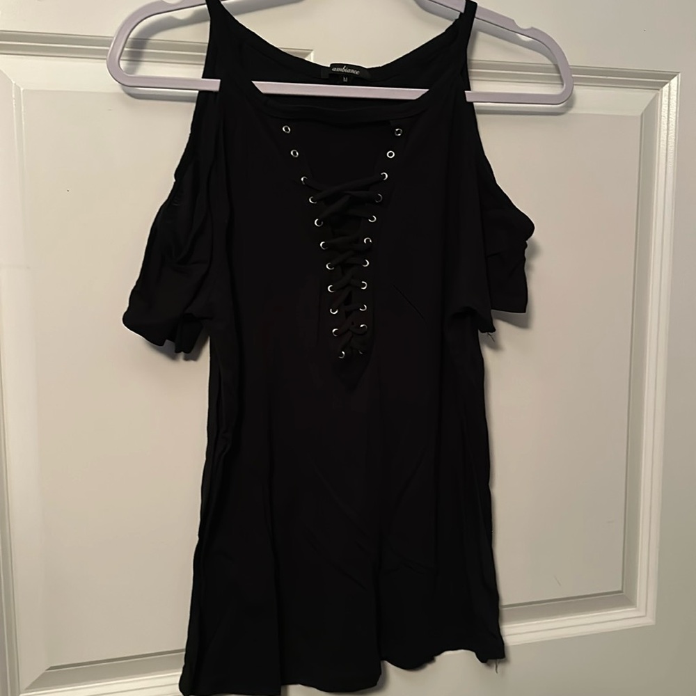 BLACK BLOUSE SHOULDER CUTOUT